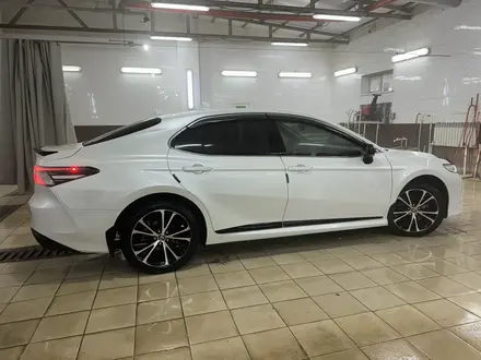 Toyota Camry 2020 года за 14 500 000 тг. в Уральск – фото 15