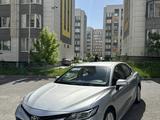 Toyota Camry 2018 года за 9 000 000 тг. в Шымкент – фото 2