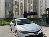 Toyota Camry 2018 года за 9 000 000 тг. в Шымкент – фото 3