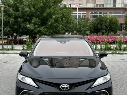 Toyota Camry 2021 года за 17 000 000 тг. в Атырау – фото 2