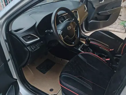 Hyundai Accent 2018 года за 5 300 000 тг. в Актау – фото 4