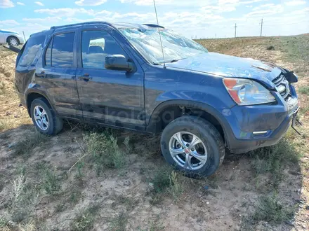 Honda CR-V 2004 года за 2 000 000 тг. в Атырау – фото 2