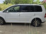 Volkswagen Touran 2005 года за 4 500 000 тг. в Уральск – фото 2