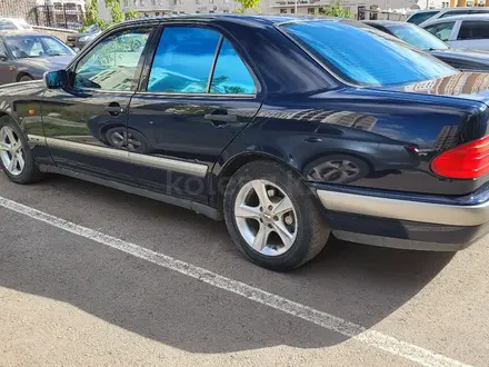 Mercedes-Benz E 230 1997 года за 2 600 000 тг. в Астана – фото 3