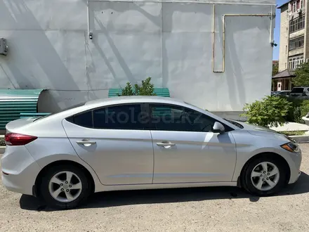 Hyundai Elantra 2017 года за 5 100 000 тг. в Уральск – фото 3