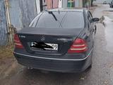 Mercedes-Benz C 200 2001 годаүшін2 000 000 тг. в Шахтинск – фото 2