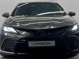 Toyota Camry 2021 года за 15 500 000 тг. в Алматы – фото 2