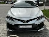 Toyota Camry 2023 года за 19 500 000 тг. в Алматы