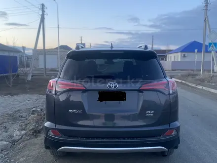 Toyota RAV4 2018 года за 8 800 000 тг. в Атырау – фото 3