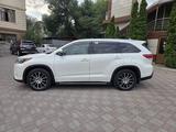 Toyota Highlander 2018 года за 22 700 000 тг. в Алматы – фото 2