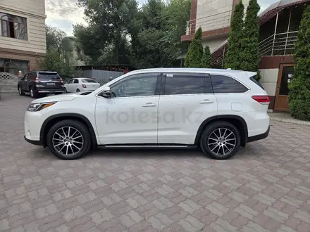 Toyota Highlander 2018 года за 22 700 000 тг. в Алматы – фото 2