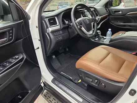 Toyota Highlander 2018 года за 22 700 000 тг. в Алматы – фото 11