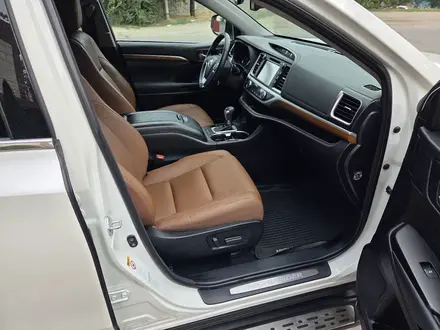 Toyota Highlander 2018 года за 22 700 000 тг. в Алматы – фото 16