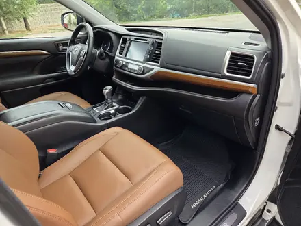 Toyota Highlander 2018 года за 22 700 000 тг. в Алматы – фото 17