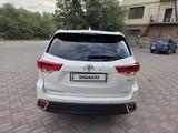 Toyota Highlander 2018 года за 22 700 000 тг. в Алматы – фото 4