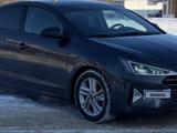 Hyundai Elantra 2019 года за 4 200 000 тг. в Уральск – фото 2