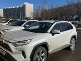 Toyota RAV4 2021 года за 15 500 000 тг. в Астана – фото 2