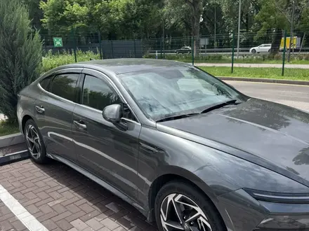 Hyundai Sonata 2025 года за 15 350 000 тг. в Алматы – фото 2