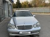 Mercedes-Benz C 320 2001 года за 3 500 000 тг. в Шымкент – фото 2