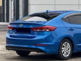 Hyundai Elantra 2017 годаfor6 500 000 тг. в Атырау – фото 2