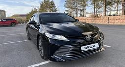 Toyota Camry 2018 года за 14 500 000 тг. в Астана – фото 2