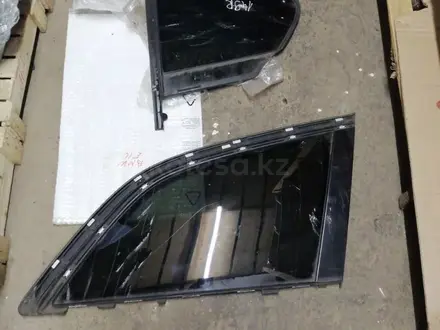 Стекло багажника боковая форточка задняя левая Audi q7 за 10 000 тг. в Алматы