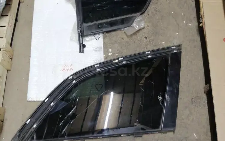 Стекло багажника боковая форточка задняя левая Audi q7 за 10 000 тг. в Алматы