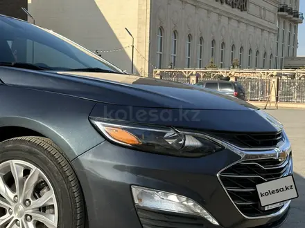 Chevrolet Malibu 2019 года за 5 300 000 тг. в Уральск – фото 2