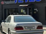 Mercedes-Benz E 430 1998 годаүшін4 300 000 тг. в Уральск – фото 2