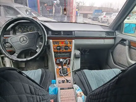 Mercedes-Benz E 260 1992 года за 2 100 000 тг. в Усть-Каменогорск – фото 5