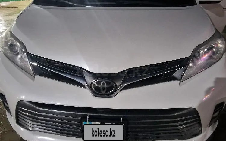 Toyota Sienna 2018 годаfor16 750 000 тг. в Актау