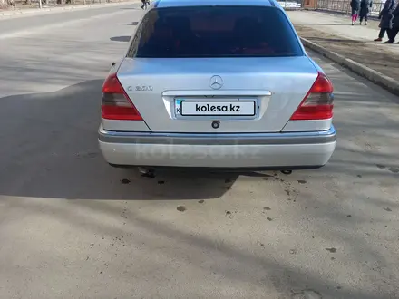 Mercedes-Benz C 200 1997 года за 1 790 000 тг. в Павлодар – фото 4