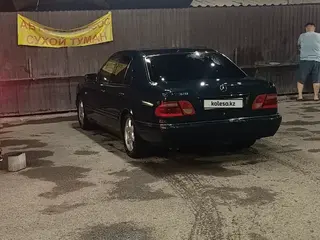 Mercedes-Benz E 320
