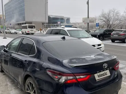 Toyota Camry 2021 года за 13 500 000 тг. в Атырау – фото 7