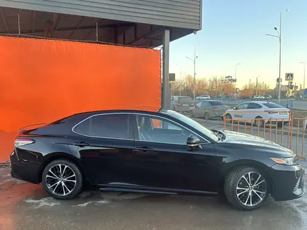 Toyota Camry 2018 года за 12 400 000 тг. в Уральск – фото 2