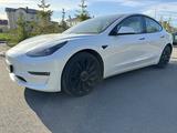 Tesla Model 3 2022 годаfor27 000 000 тг. в Астана – фото 2