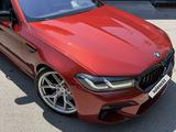 BMW M5 2021 года за 43 990 000 тг. в Алматы – фото 2