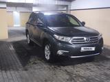 Toyota Highlander 2012 года за 11 900 000 тг. в Семей