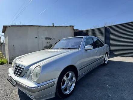 Mercedes-Benz E 320 2000 года за 6 000 000 тг. в Шымкент – фото 2