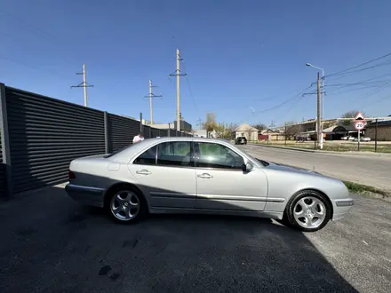 Mercedes-Benz E 320 2000 года за 6 000 000 тг. в Шымкент – фото 3