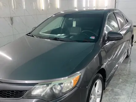 Toyota Camry 2014 года за 4 500 000 тг. в Уральск – фото 2