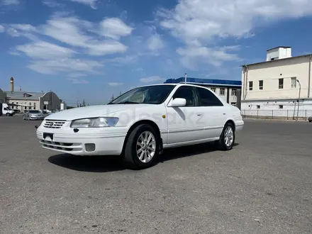 Toyota Camry 1999 года за 3 100 000 тг. в Тараз – фото 2