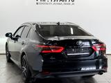 Toyota Camry 2021 года за 15 880 000 тг. в Астана – фото 2