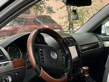 Volkswagen Touareg 2005 года за 4 500 000 тг. в Алматы – фото 3