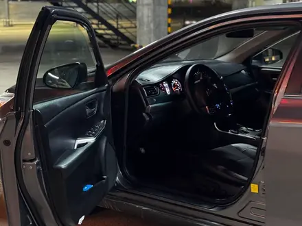 Toyota Camry 2016 года за 9 350 000 тг. в Атырау – фото 7