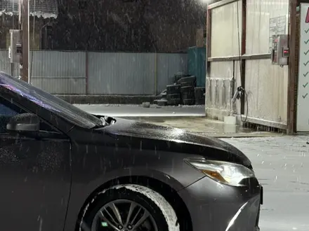 Toyota Camry 2016 года за 9 350 000 тг. в Атырау – фото 4