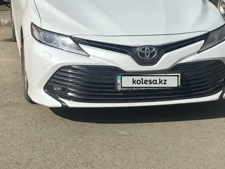Toyota Camry 2020 года за 11 500 000 тг. в Уральск – фото 2