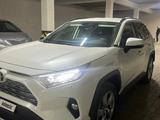 Toyota RAV4 2020 года за 15 500 000 тг. в Актау – фото 3