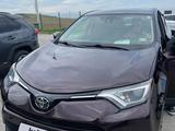 Toyota RAV4 2018 года за 9 500 000 тг. в Атырау