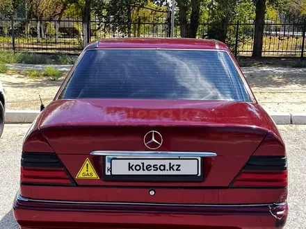 Mercedes-Benz E 220 1993 года за 1 750 000 тг. в Байконыр – фото 5